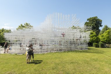 London, İngiltere - Ağustos 01: park güneşli havanın tadını ziyaretçi