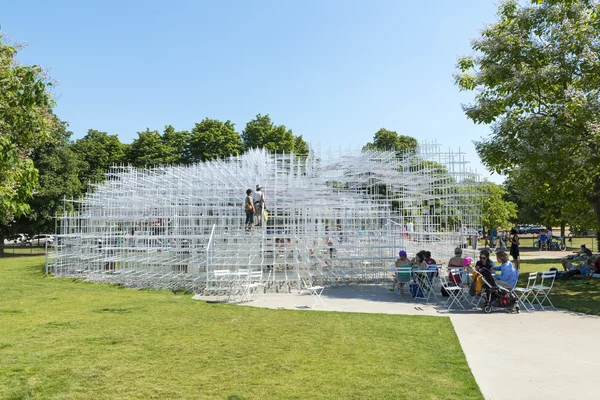 LONDRES, Reino Unido - 01 de agosto: Los visitantes del parque disfrutan del clima soleado — Foto de Stock