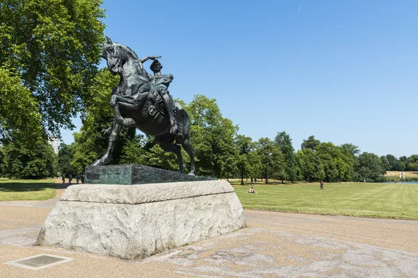 伦敦，英国 — — 8 月 01： 马和骑手雕塑叫做的物理 — 图库照片
