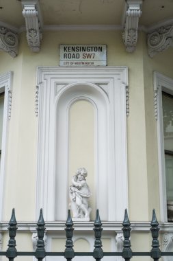 London, İngiltere - Ekim 04: high street kensington sokak tabelası ile