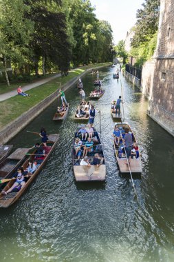 Cambridge, İngiltere - Ağustos 18: tourist punters yüksek açı çekim