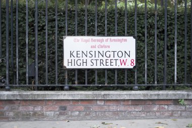 London, İngiltere - Ekim 04: high street kensington sokak tabelası çıkışları