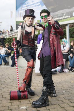 cosplayers harley quinn ve joker bir steampunk sürüm olarak giyinmiş