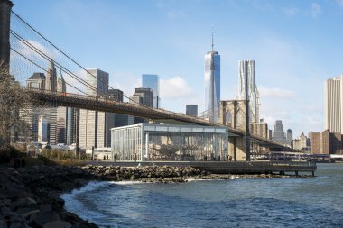 New york, bize - 24 Kasım: aşağı manhattan siluetinin geçti tarafından b