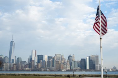 New york, bize - 22 Kasım: manhattan siluetinin Amerikan bayrağı