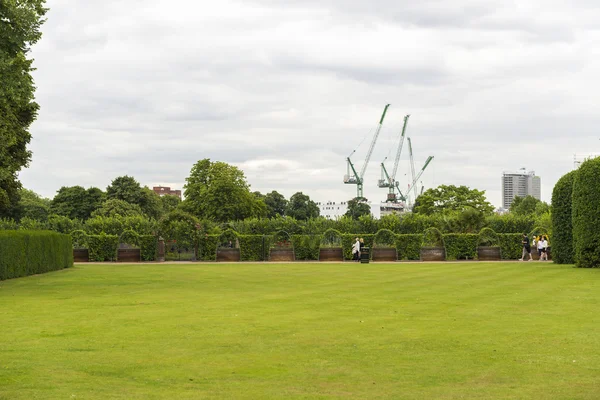 ЛОНДОН, Великобритания - 13 АВГУСТА: Земли в Кенсингтонском дворце, в — стоковое фото