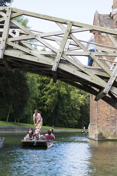 CAMBRIDGE, Reino Unido - 18 de agosto: Un jugador de turismo en góndola en River Ca — Foto de Stock