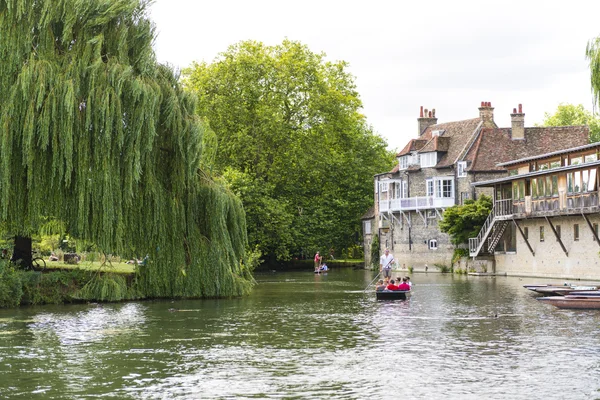 CAMBRIDGE, Regno Unito - 18 AGOSTO: Gli scommettitori turistici in gondole nel fiume — Foto Stock