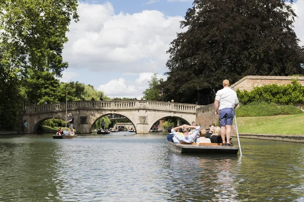 CAMBRIDGE, UK - AUGUST 18: Professional punter in busy River Cam — Stock Photo, Image