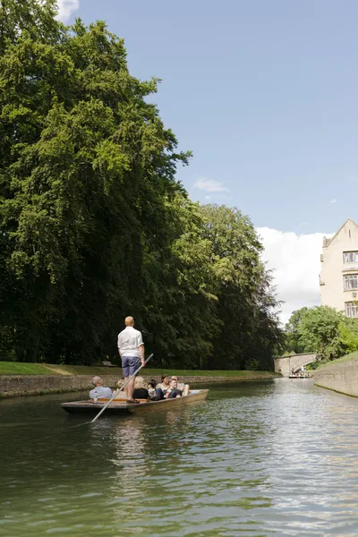 CAMBRIDGE, UK - AUGUST 18: Professional punter in busy River Cam — Stock Photo, Image