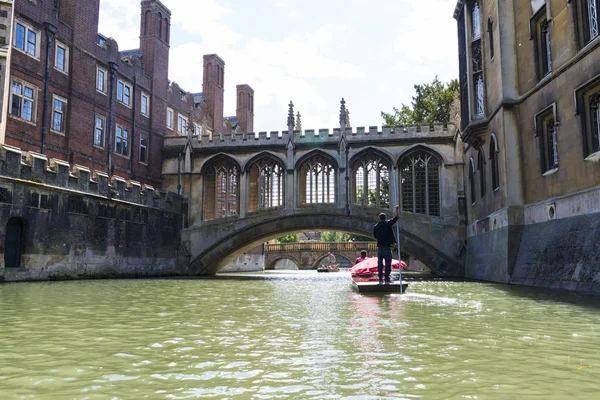 CAMBRIDGE, Royaume-Uni - 18 AOÛT : Le parieur touristique River Cam and the Brid — Photo