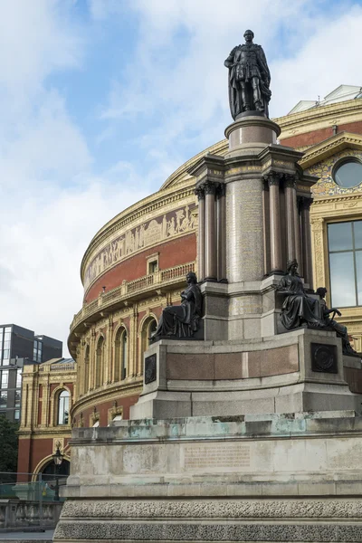 London, Velká Británie - 15. října: zadní royal albert hall s stat — Stock fotografie