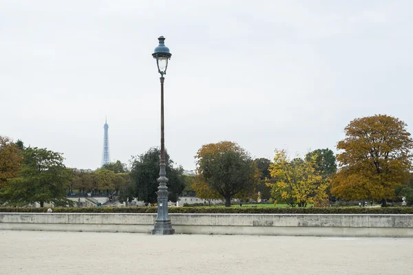 PARIS, FRANCE - OCTOBER 20: Lamp post in Tuilerie park, with Eif — Stock Photo, Image