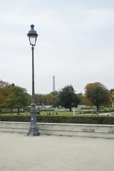 PARIS, FRANCE - OCTOBER 20: Lamp post in Tuilerie park, with Eif — Stock Photo, Image