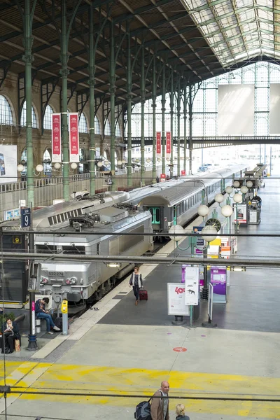 Paris, FRANCE - OCTOBER 21: High angle shot of platform in Gare — Stock Photo, Image