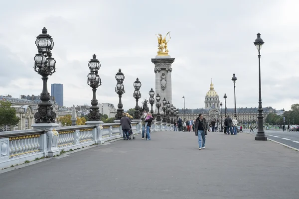 PARIS, FRANÇA - OUTUBRO 20: Pont des Invalides com Hopital des — Fotografia de Stock