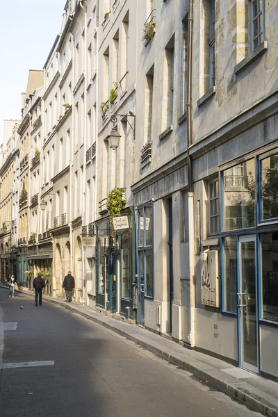 Paris, FRANCE - OCTOBER 18: Long street in Paris with pedestrian — Stock Photo, Image