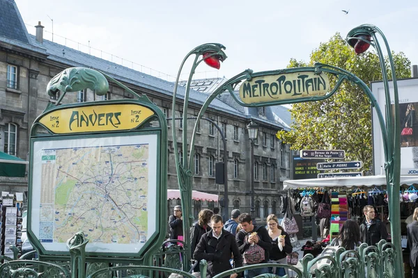 Paris, FRANCE - OCTOBER 21: Commuters entering Anvers metro stat — Stock Photo, Image