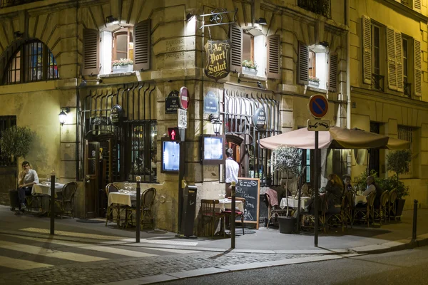 Париж, Франция - 19 октября: Ночная съемка ресторана Au Port Sal — стоковое фото