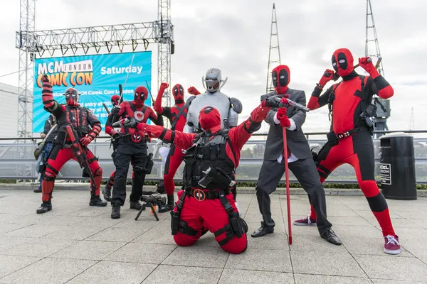 ЛОНДОН, Великобритания - 26 ОКТЯБРЯ: Cosplayers dressed as Deadpool from the — стоковое фото