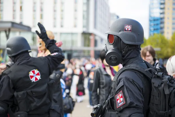 LONDRES, Reino Unido - 26 DE OCTUBRE: Cosplayers vestidos como Umbrella Corporat — Foto de Stock