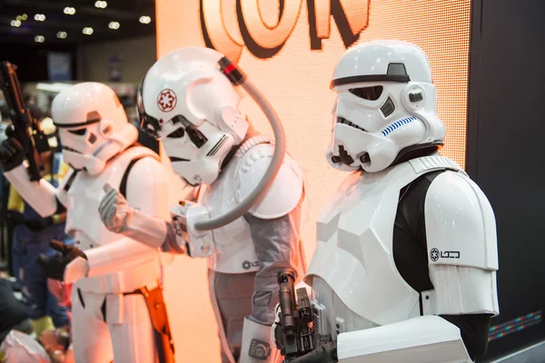 ЛОНДОН, Великобритания - 26 ОКТЯБРЯ: Cosplayers dressed as Storm Troopers fr — стоковое фото