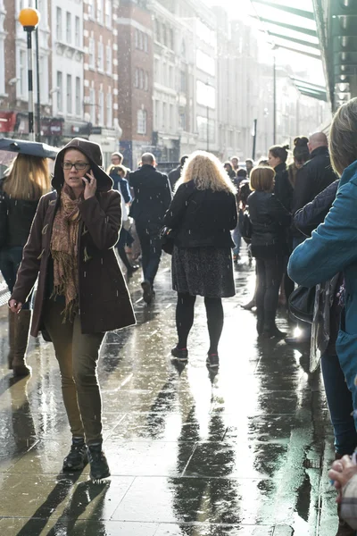 ЛОНДОН, Великобритания - НОЯБРЬ 02: Занятая улица за пределами Ковент-Гарден, статистика — стоковое фото