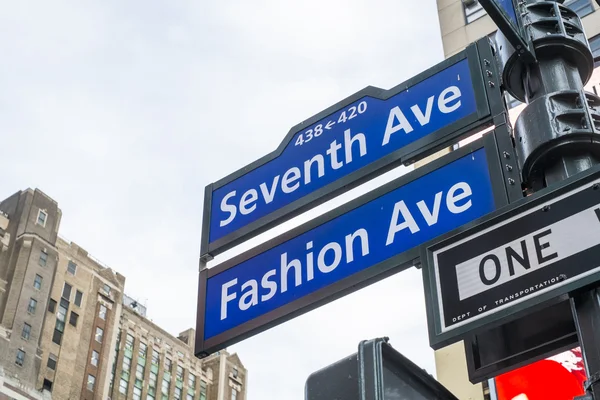 NEW YORK, AS - NOVEMBER 23: Seventh Avenue dan Fashion Avenue st — Stok Foto