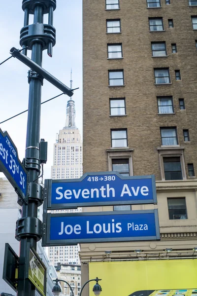 New york, oss - 23 november: sjunde avenyn och joe louis plaza s — Stockfoto