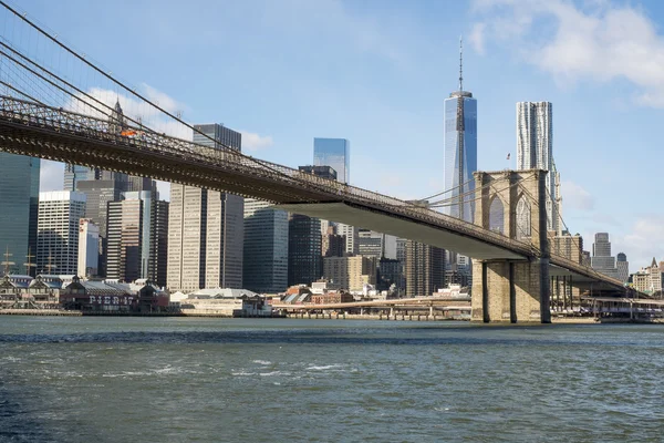 NEW YORK, US - NOVEMBER 24: Lower Manhattan skyline crossed by B — Stock Photo, Image