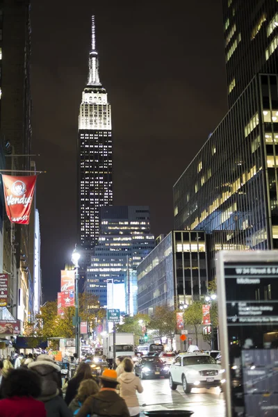 NOVA IORQUE, EUA - NOVEMBRO 21: Rua movimentada em Nova York à noite, wi — Fotografia de Stock