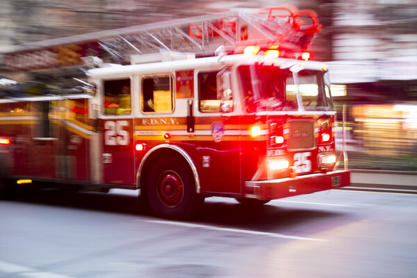 НЬЮ-ЙОРК, США - 21 ноября: "Движение размыло кадры знаменитого Нью-Йо"
