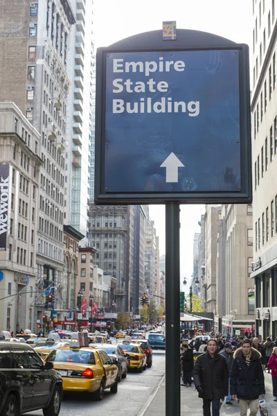 NUEVA YORK, EE.UU. - 23 DE NOVIEMBRE: Banner de calle con señal de dirección a — Foto de Stock