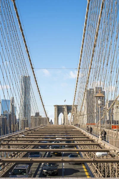 NEW YORK, US - NOVEMBER 24: High angle shot of cars crossing Bro — Stock Photo, Image