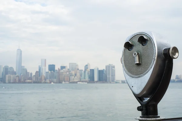 NEW YORK, US - NOVEMBER 22: Binocular viewers with Manhattan sky — Stock Photo, Image