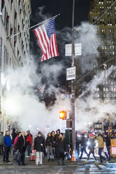 NUEVA YORK, EE.UU. - 25 DE NOVIEMBRE: Los peatones esperan cruzar la calle — Foto de Stock