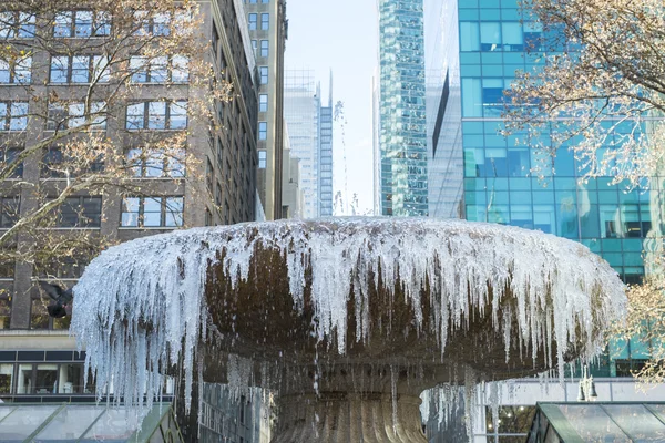 NEW YORK, US - NOVEMBER 25: Frozen fountain in Bryan park. Novem — Stock Photo, Image