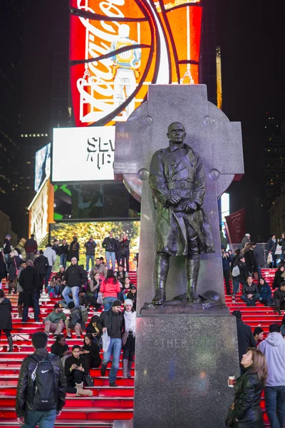 NEW YORK, US - NOVEMBER 22: Statue of Father Duffy in Times Squa — Stock Photo, Image