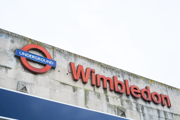 LONDRA, Regno Unito - 18 GENNAIO: Dettaglio della facciata della stazione di Wimbledon. Jan. — Foto Stock