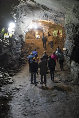 Ouro Preto'daki, Brezilya - 27 Temmuz: turist grup keşfetmek belgili tanımlık geçmek