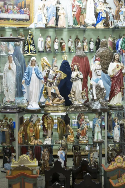 BELO HORIZONTE, BRASIL - 28 de julio: Iconos religiosos envueltos en pla — Foto de Stock