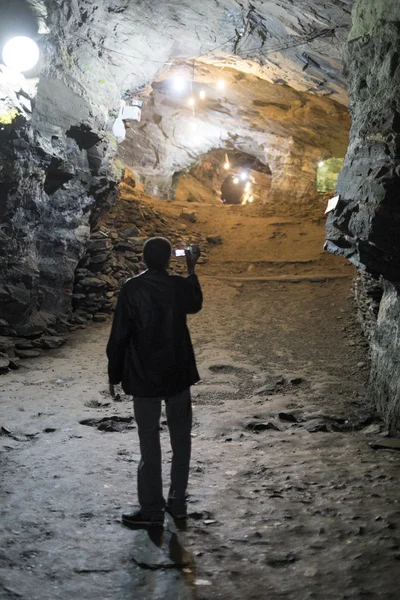 OURO PRETO, BRAZIL - JULY 27: Tourist filming the Passage Mines — Stock Photo, Image