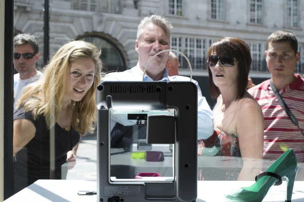 LONDRES, Reino Unido - 31 DE MAYO: Los peatones intrigados con la impresora 3D en Un — Foto de Stock