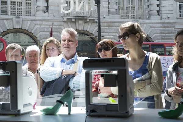 LONDRES, Reino Unido - MAIO 31: Pedestres intrigados com impressora 3D em Un — Fotografia de Stock