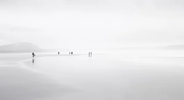 Туманный день на пляже — стоковое фото