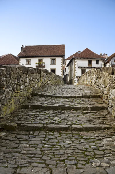 Деревня с древним каменным мостом — стоковое фото