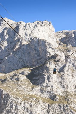 Teleferik dolomies içinde.