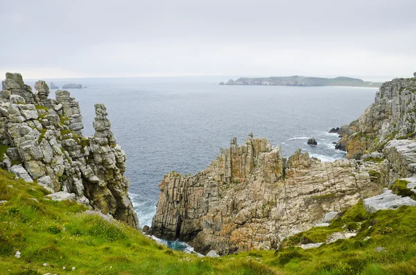 Geërodeerde ciffs op een wilde kust — Stockfoto