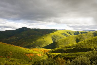 tepeler üzerine güneş ışığı