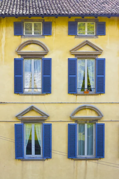 Italian architecture, colorful facade and windows — Stock Photo, Image